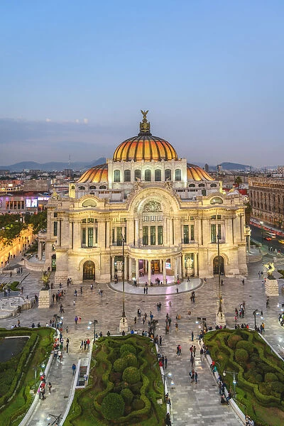 Ciudad de Mexico (Mexico city), State of Mexico, Mexico. Palacio de Bellas Artes at dusk