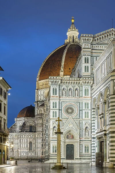 Florence Cathedral (Duomo di Firenze) and Baptistery of Saint John at dawn