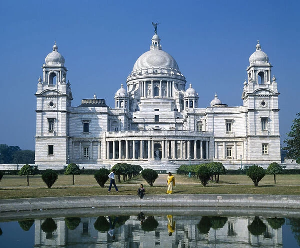 10048413. INDIA West Bengal Calcutta Victoria Memorial and lake in foreground
