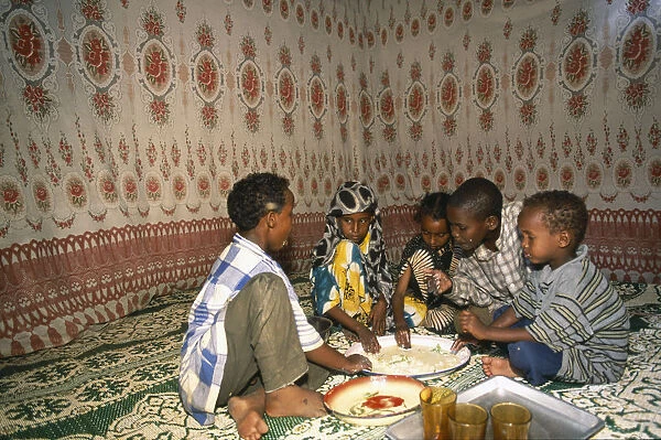 20063101. SOMALIA Baidoa Children eating meal at home