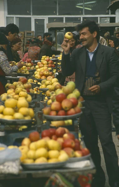 20071021. RUSSIA Dagestan Derbent Fruit sellers at market