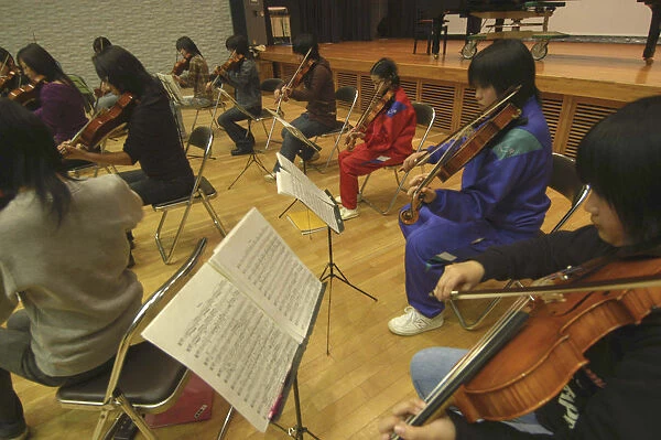 20072208. JAPAN Chiba Yokaichiba Junior and senior high school girls playing violin