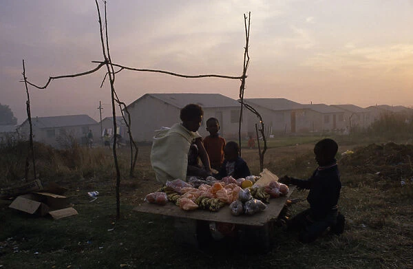 20078398. SOUTH AFRICA Eastern Cape Port Elizabeth Women and children selling fruit