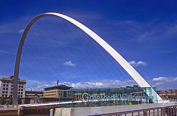 20085923. ENGLAND Tyne & Wear Gateshead Millennium Bridge near Newcastle Upon Tyne