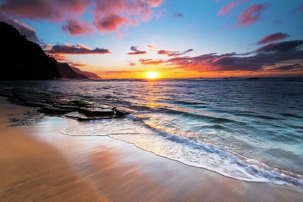 Sunset over the Na Pali Coast from Ke e Beach, Haena State Park, Kauai, Hawaii USA