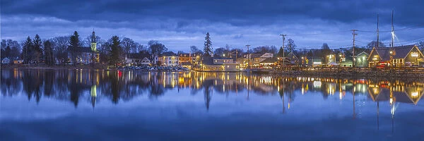 USA, Maine, Kennebunkport, village reflection, winter, dusk