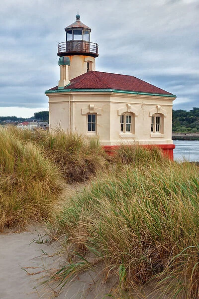 USA, Oregon, Bandon. Scenic of Coquille River Lighthouse