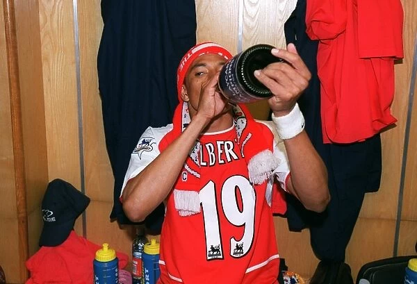 Gilberto (Arsenal) celebrates at the end of the match