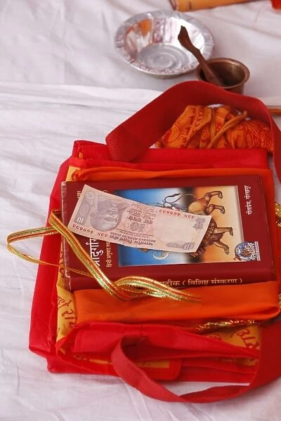 10-roupie offering given to a Brahmachari (Hindu temple student) by a lay woman