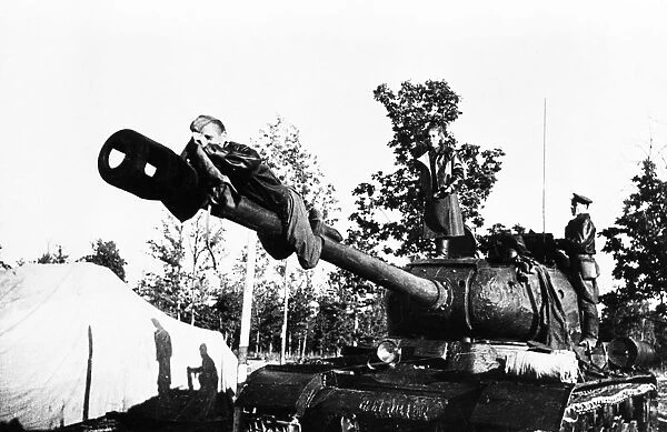 The boikos tank unit receives new js-122 (joseph stalin 122) heavy tanks, 1942, tank commander, junior lieutenant alexandra boiko watches the gun-layer, guards sargeant russkikh, don the gun tarpaulin on her order