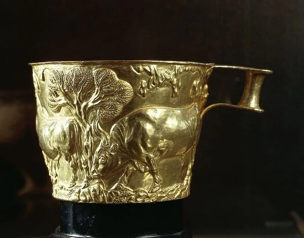 Cretan-Mycenaean civilization, gold cup with repousse decoration and enamel, from Vaphio, Crete