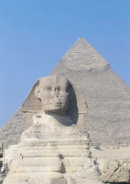Egypt, Giza, Great Sphinx and pyramid of Khufu