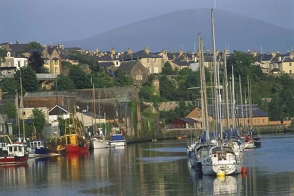 Great Britain, Wales, Caernarfon, quayside marina with town and mountain in background