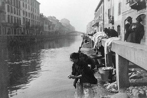 Italy. lombardia. milan. naviglio grande. washerwomen. 1920-1930
