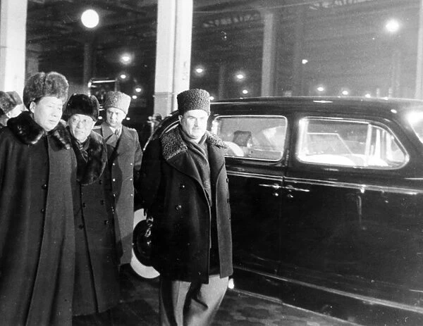 Mao tse tung visits the assembly shop of the zis-110 passengers cars of stalin automobile plant in moscow, feb, 1950, the person on the extreme right is likhachev, the manager of the plant
