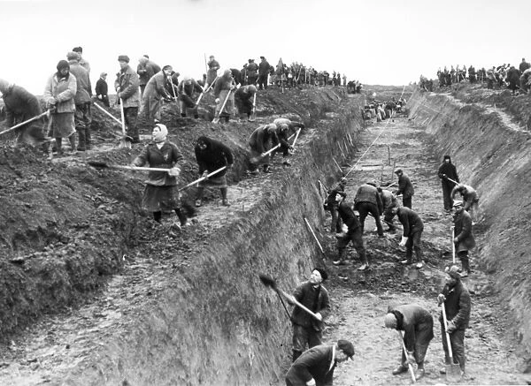 Muscovites dig anti-tank ditches in moscow region, during world war ll, october 1941