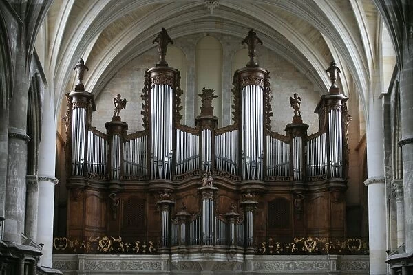 Organ in Saint Andrews cathedral in Bordeaux