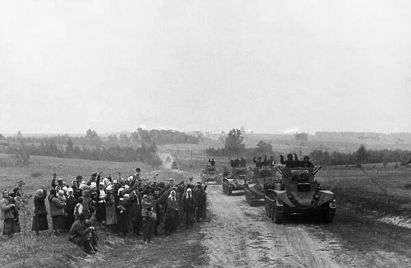 Peasants greeting units of the red army near grodetsk in western belorussia, september 1939, on september 17, 1939 the soviet government gave instructions to the high command of the red army tocross the frontier and take over the protection of life and property of the population of western ukraine and western belorussia