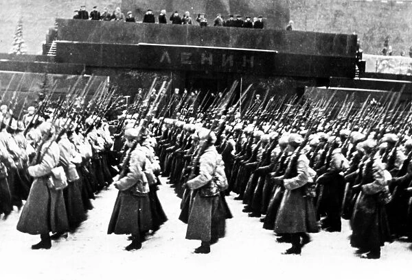 Red army marches past lenins tomb, on nov, 7, 1941 (24th anniversary of october revolution )