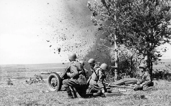 Red army in world war2, anti-tank gun repulsing a tank attack, july 1943