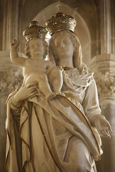 Saint-Trophime church Crowned Virgin and child by Leonardo Mirano