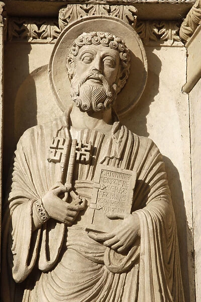 Sculpture on Saint-Trophime cathedral