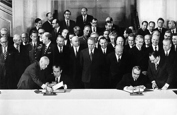Signing of stratetic arms limitation talks treaty (salt 1) in the kremlin, moscow, ussr, on may 26th, 1972, principle signatories: richard nixon, president of the united states and leonid brezhnev, general secretary of cpsu