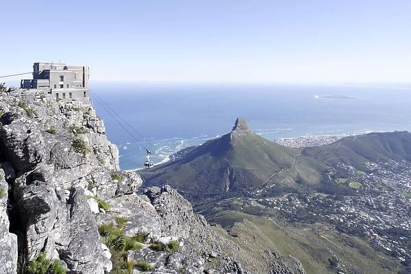 South Africa, Western Cape, Table Mountain, view of Table Mountain Cableway to Lions Head Mountain