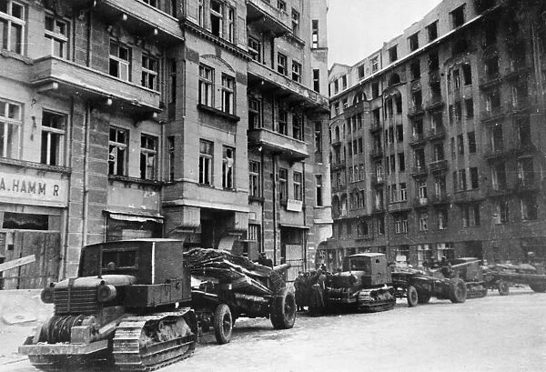 Soviet heavy artillery in unilubsiska square in warsaw in the first days after its liberation