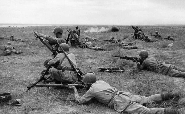 Soviet trench mortar men fighting in the don valley, september 1942