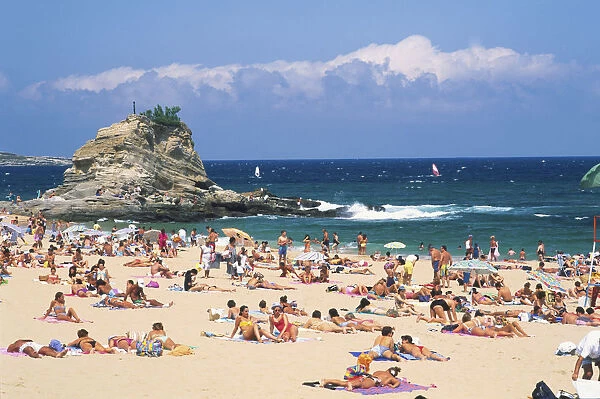 Spain, Cantabria, Santander, Playa del Camello, crowded sandy beach