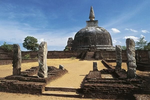 Sri Lanka, Polonnaruwa, Rankot Vihara or Golden Pinnacle Dagoba