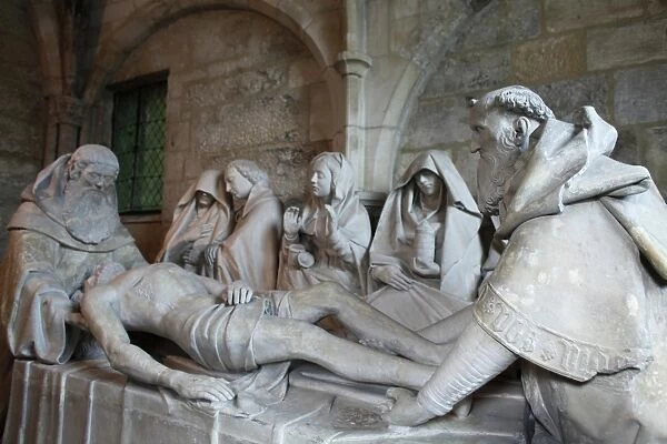 Statue depicting Christs entombment in Hotel dieu