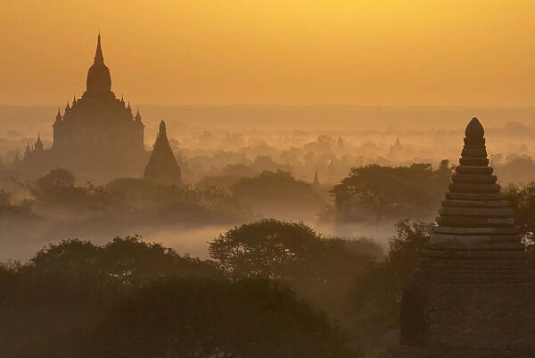 Sunrise over the pagodas of Bagan 10