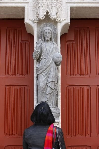 Tourist at Saint-Corentin cathedral