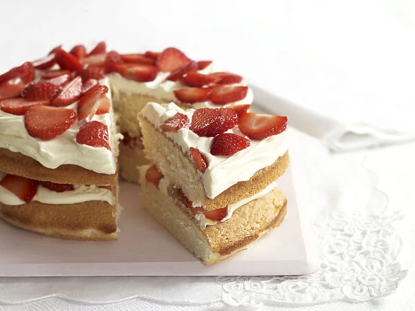 Wimbledon Cake with sponge, cream and strawberries