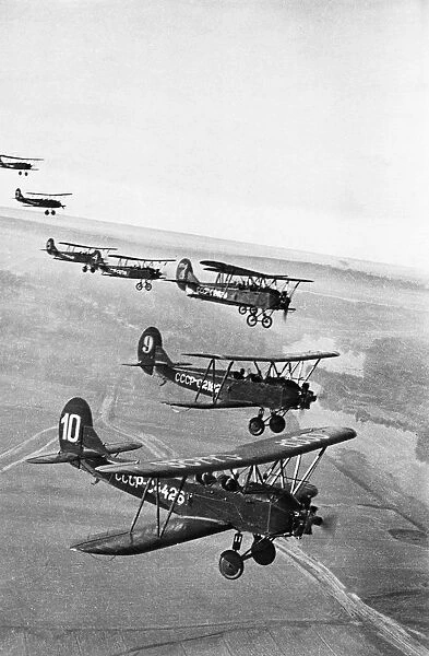 Workers of the molotov automobile works in gorky (nizhni novgorod) learn to fly at the plants air club, the planes are polikarpov po-2 (u-2) trainers, 1940