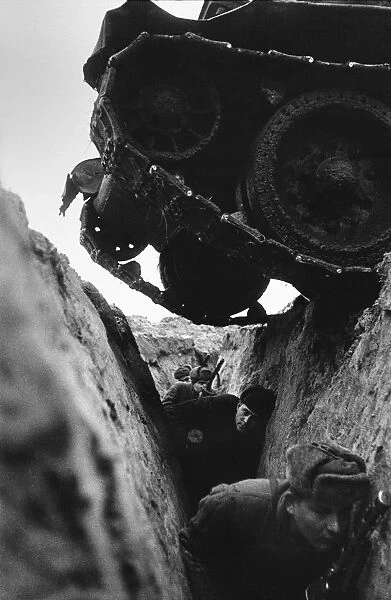 World war 2, battle of kursk, soviet t-34 tank driving over a trench with red army soldiers, 1943
