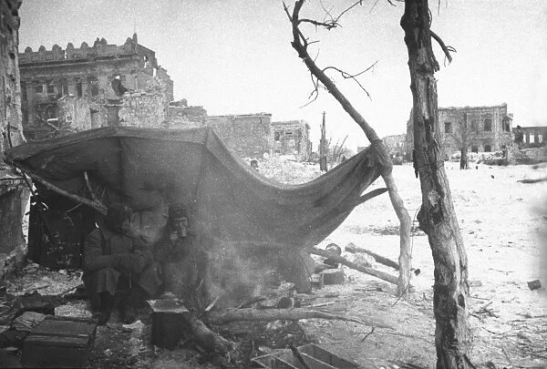 World war 2, battle of stalingrad, two red army soldiers having a meal during a break in the action, 1943