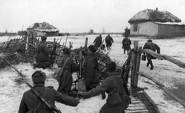World war 2, battle of stalingrad, soviet machinegunners advancing their firing position under cover of trench mortar fire northwest of stalingrad, december 1942