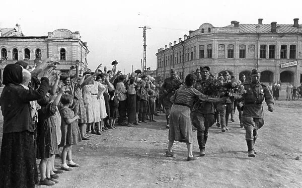 World war 2, citizens of orel greeting their soviet liberators, august 1943