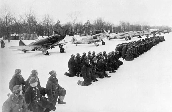World war 2, members of a guards unit taking the guardsmens oath on a snow covered airfield on the soviet  /  german front, soviet air force mikoyan-gurevich mig-3 (i-18) fighters in winter camouflage are lined up behind them, defense of moscow, 1942