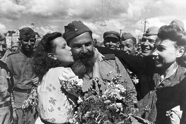 World war 2, returning soviet soldiers being greeted at the rzhev railway station, ussr, july 1945