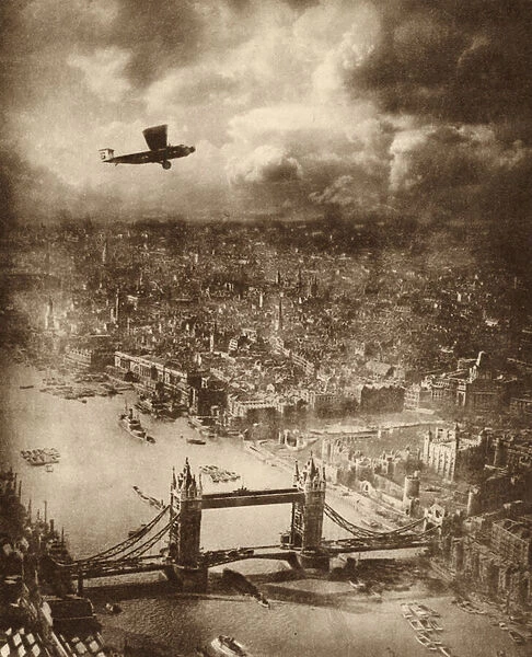 Aerial photo of London, c. 1920 (b  /  w photo)
