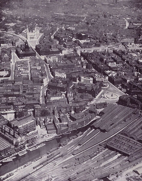 Aerial view of the centre of Leeds (b / w photo)