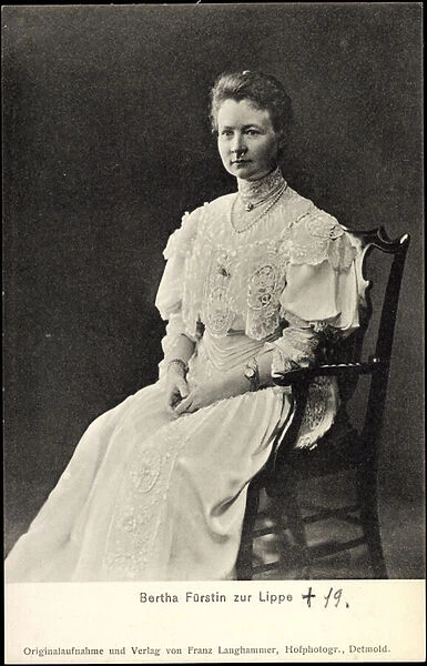 Ak Princess Bertha zu Lippe, Seat Portrait, White Dress (b  /  w photo)