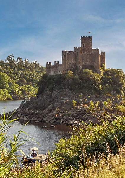 Almourol castle, Portugal (photo)