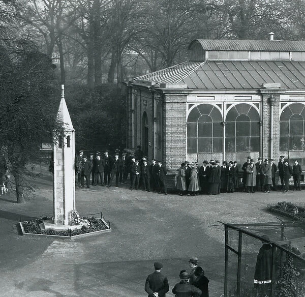 Armistice Day at the War Memorial, London Zoo, 11th November 1923 (b  /  w photo)