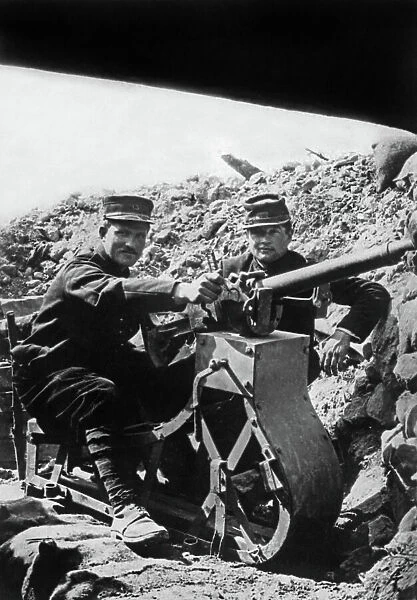 Artillery : French soldiers with big gun, in Vauquois (Meuse, France) ww1