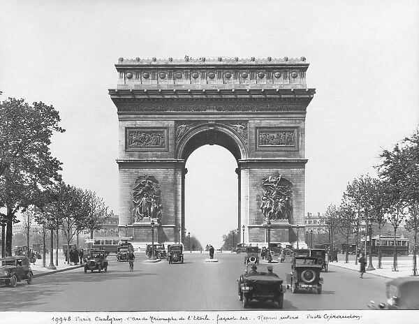 Avenue des Champs-Elysees and Arc de Triomphe, 1925 (see also 189431) (b  /  w photo)